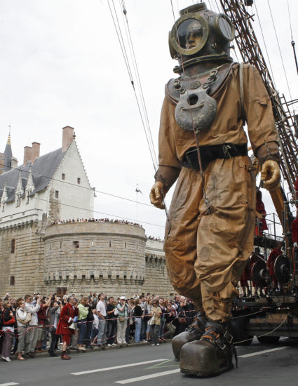 Le Scaphandrier, imposant, marche devant le château des Ducs de Bretagne à Nantes