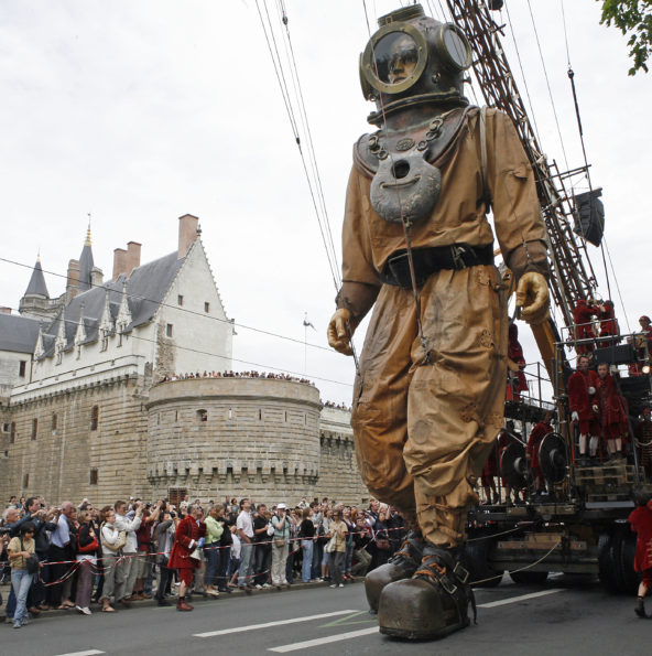 Le Scaphandrier, imposant, marche devant le château des Ducs de Bretagne à Nantes
