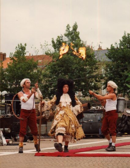 Le Roi Soleil entre en scène dans le spectacle de la véritable histoire de France