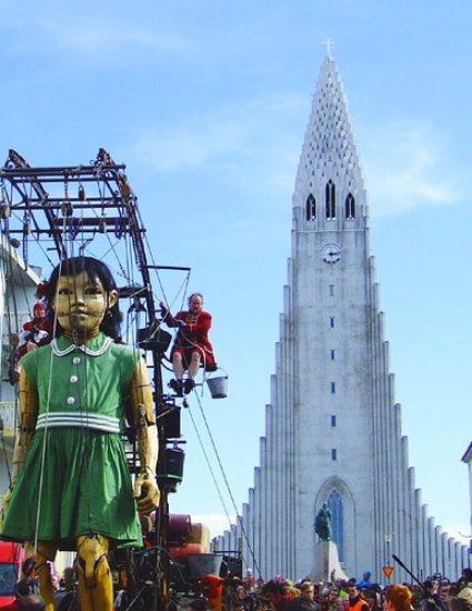 La Petite Géante à Reykjavik devant la Cathédrale de Reykjavik la "La Hallgrímskirkja"
