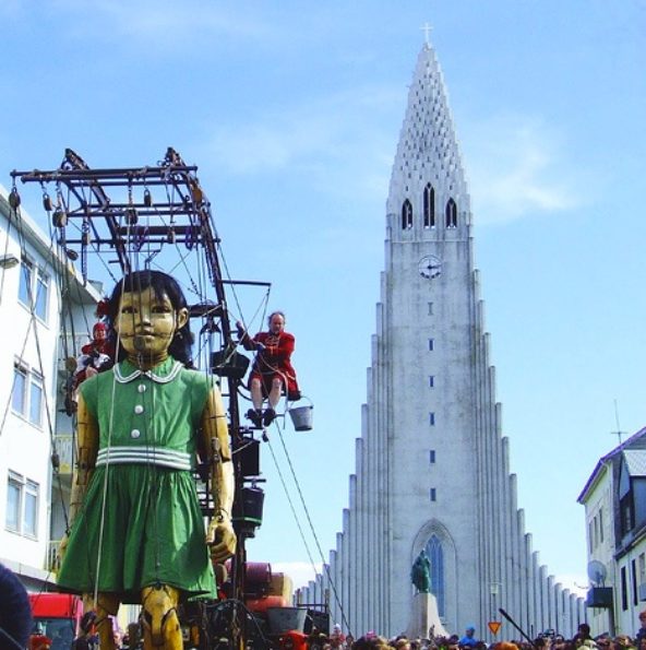 La Petite Géante à Reykjavik devant la Cathédrale de Reykjavik la "La Hallgrímskirkja"