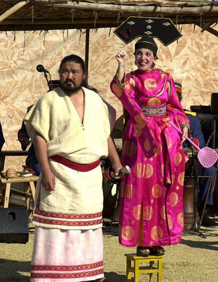 Un comédien chinois et une comédienne de la troupe de Royal de Luxe sur scène en habits traditionnels