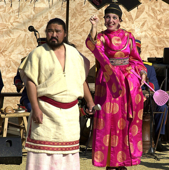 Un comédien chinois et une comédienne de la troupe de Royal de Luxe sur scène en habits traditionnels