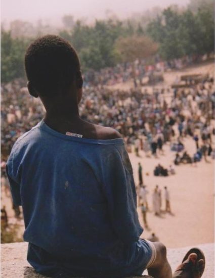 Un enfant assiste aux répétitions de la résidence au Cameroun