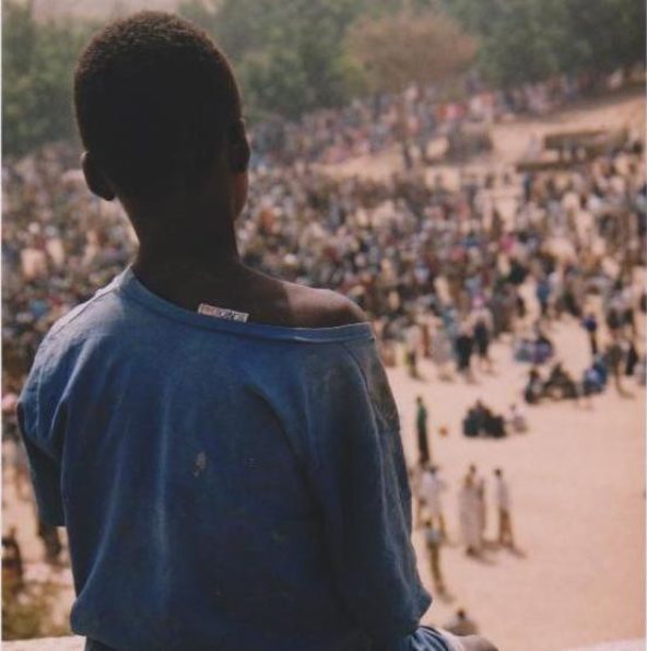 Un enfant assiste aux répétitions de la résidence au Cameroun