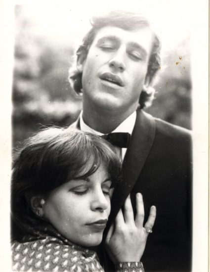 Les comédiens du tout premier roman photo, un homme et une femme enlacés. Une photo vieillie en noir et blanc