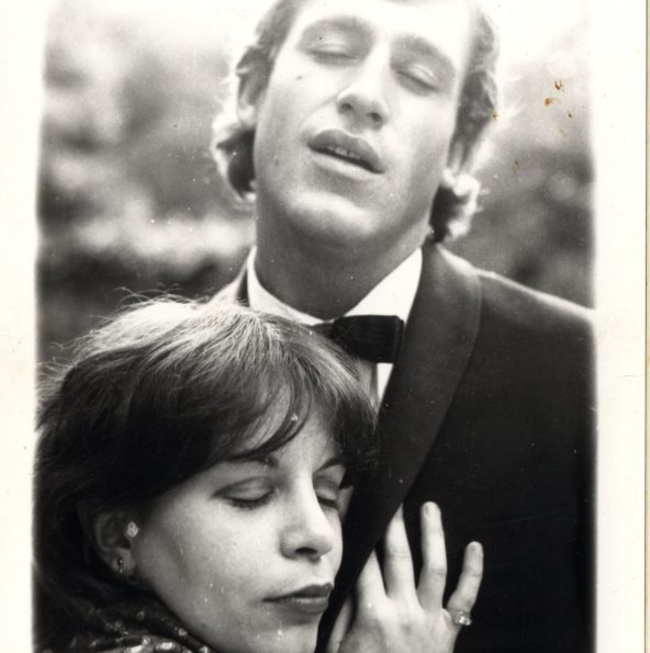 Les comédiens du tout premier roman photo, un homme et une femme enlacés. Une photo vieillie en noir et blanc