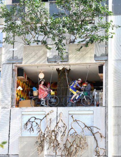 L'appartement dans lequel on peut observer ses habitants. Il est traversé par un grand arbre, en bas pendent ses racines en d'en haut sortent ses branches