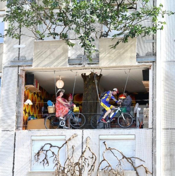 L'appartement dans lequel on peut observer ses habitants. Il est traversé par un grand arbre, en bas pendent ses racines en d'en haut sortent ses branches