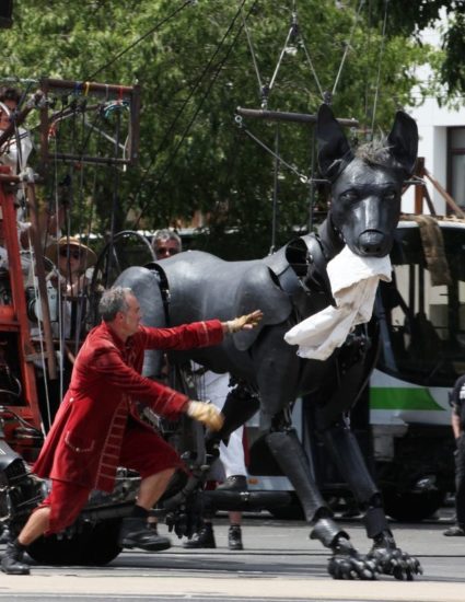 Le Xolo joue avec les Lilliputiens, il a volé un drap et un Lilliputien lui court après pour le récupérer