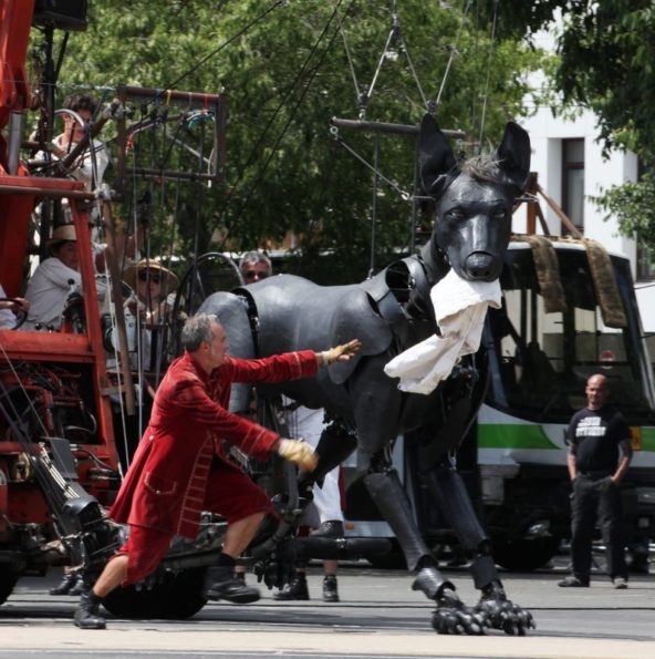 Le Xolo joue avec les Lilliputiens, il a volé un drap et un Lilliputien lui court après pour le récupérer