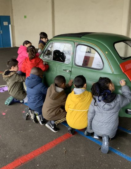 Les enfant dessinent sur la carrosserie de la Fiat 500