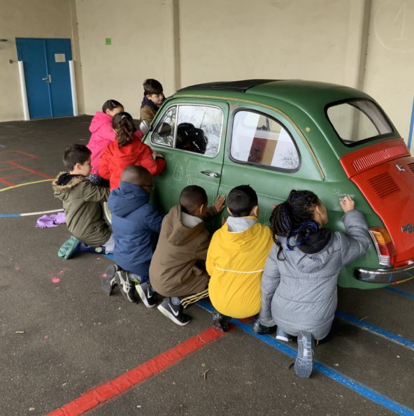 Les enfant dessinent sur la carrosserie de la Fiat 500