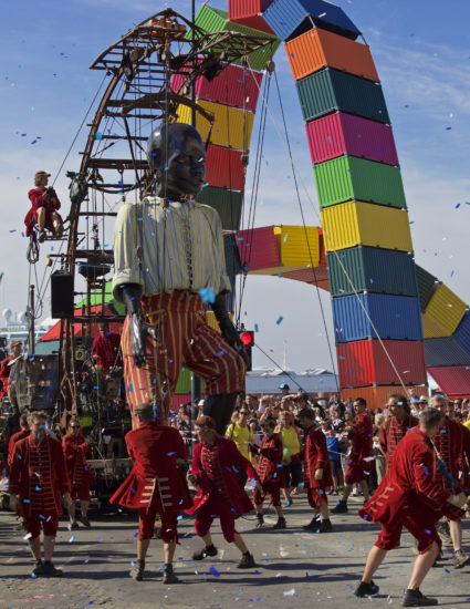 Le Petit Géant, Derrière lui une des oeuvres de la manifestation culturelle Un Eté Au Havre : Des arches en containers