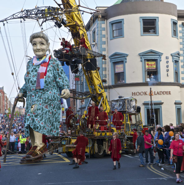 La Grand-mère vêtue d'une écharpe tricotée par les habitants de Limerick