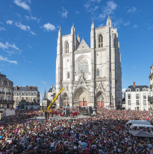 La Grand-mère lit une histoire devant la cathédrale de Nantes, devant une foule impressionnante