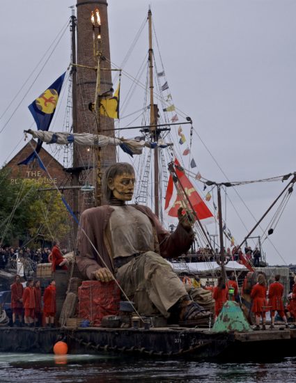 Le Géant est sur son radeau dans les docks de Liverpool