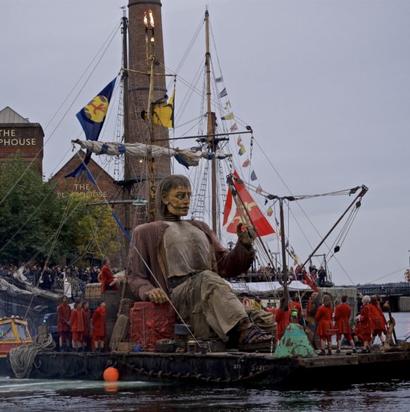 Le Géant est sur son radeau dans les docks de Liverpool